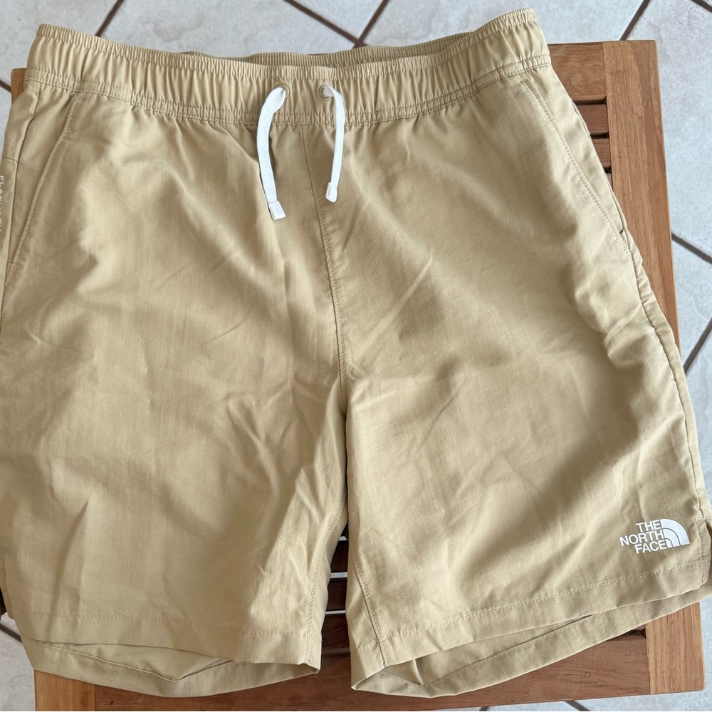 NWOT North Face flashdry tan men’s shorts size small 7in inseam